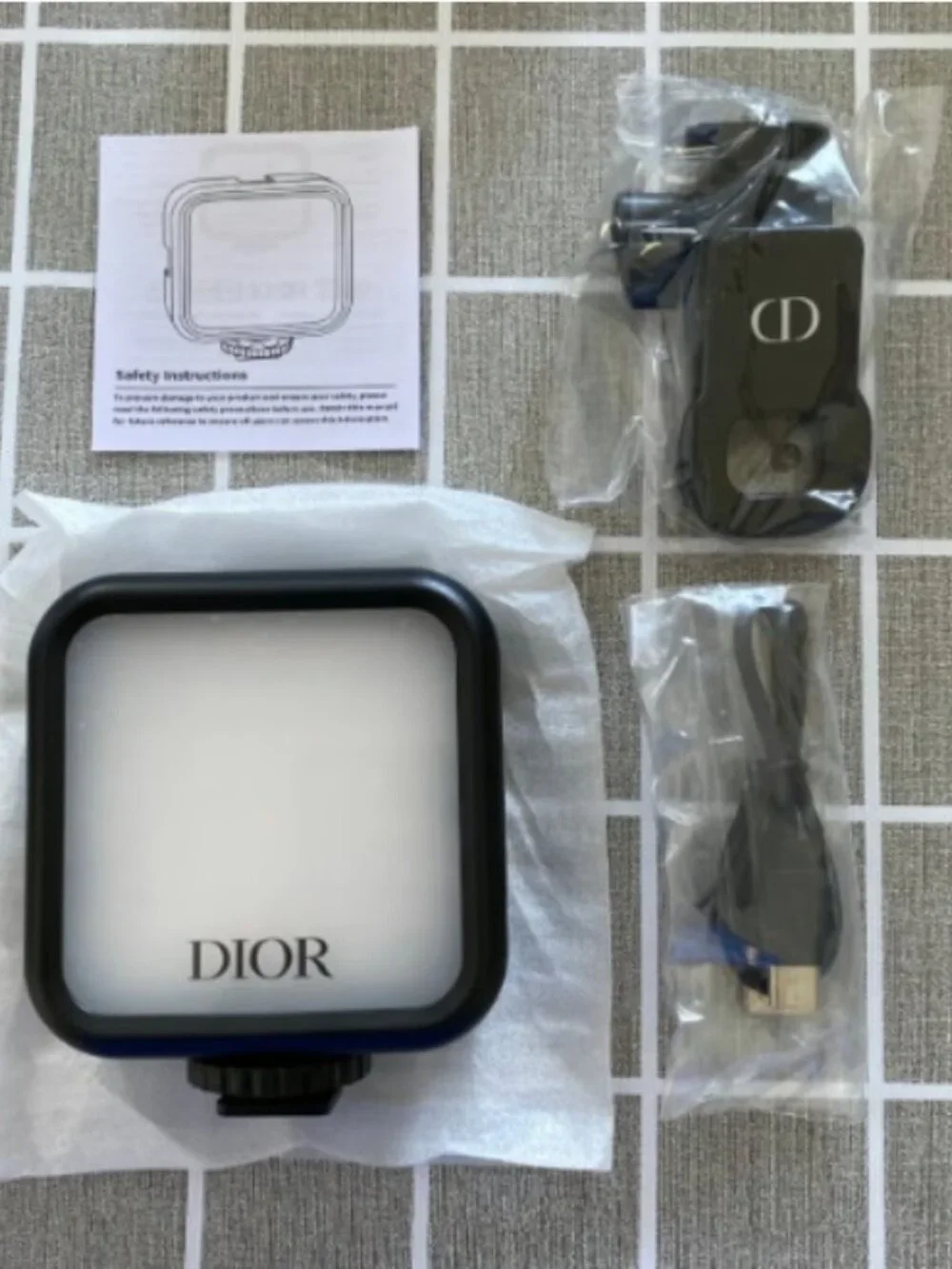 Dior Phone Camera Accessory - Phone LED Clip-on Selfie Light for Picture, Video